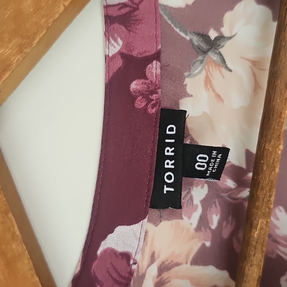 Torrid Sheer High Low Floral Blouse Size 00 - Picture 4 of 5